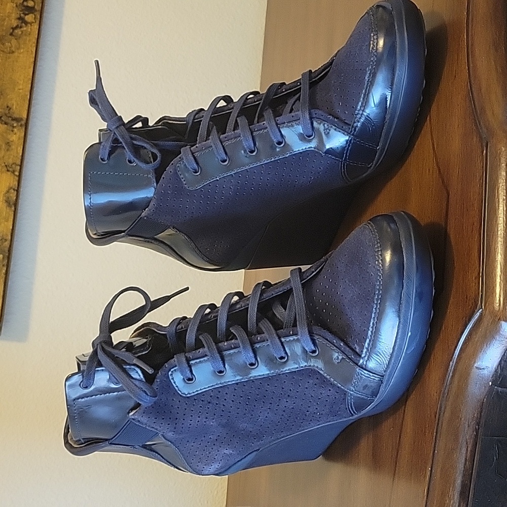 Des Porter sz 8.5 Navy suede and leather wedged heels which about 2 inches